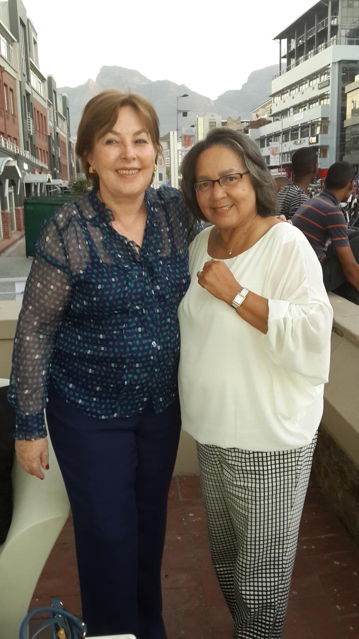 A cônsul-geral Débora Barenboim-Salej posa para foto ao lado da prefeita da Cidade do Cabo, Patricia de Lille.